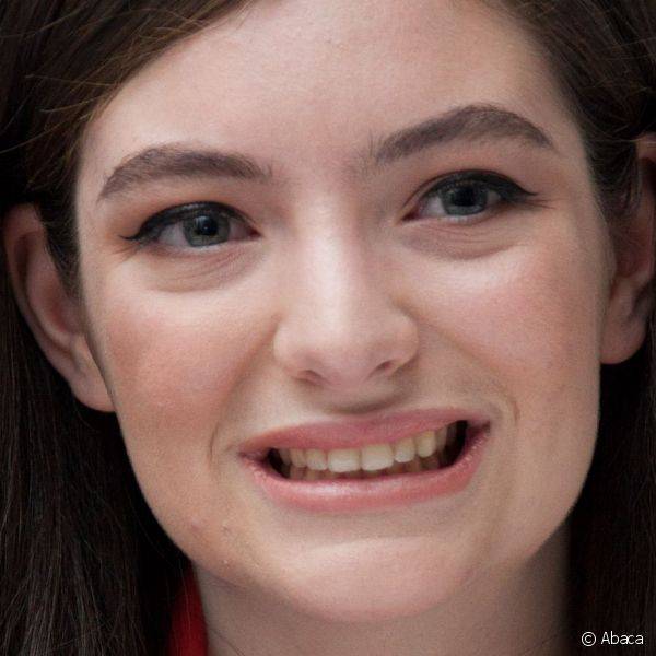 Para evento do filme Jogos Vorazes, em que participou da trilha sonora, Lorde escolheu uma maquiagem bem básica, com as bochechas coradas, um delineado simples e um batom nude